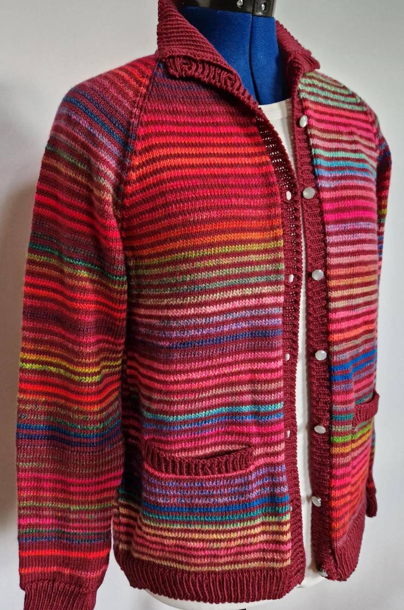 Strickjacke Im Vintagestil Mit Taschen in Streifen Weinrot Und Farbverlauf, Stehkragen Kurz Langen Arm Knöpfen von TheWoollyWay