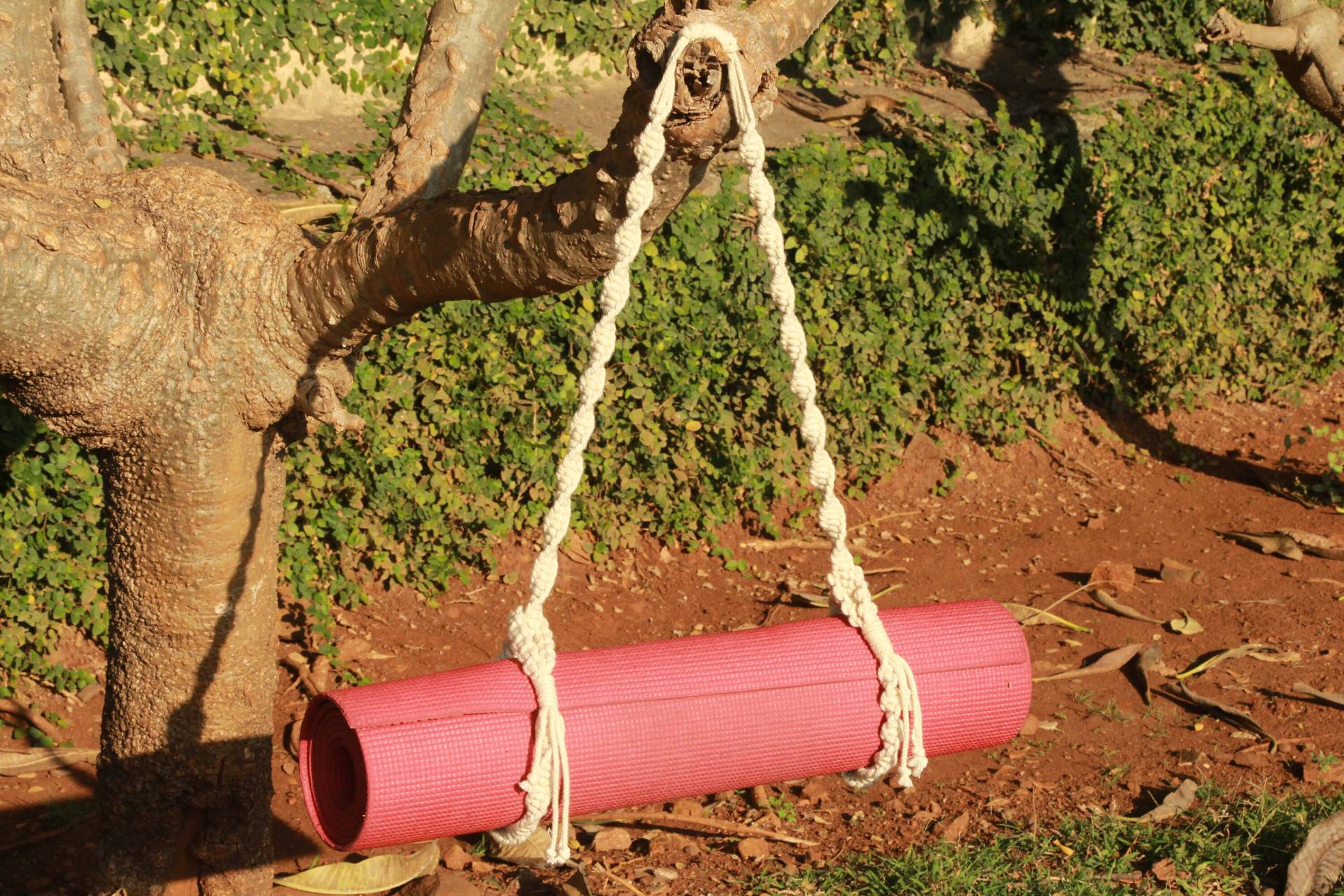 Handgewebte Makramee Yogamattengurt Verstellbarer Baumwollträger Handgewebte Makramee Yogamattengurt Verstellbarer Baumwollträger von TheWovenSutra