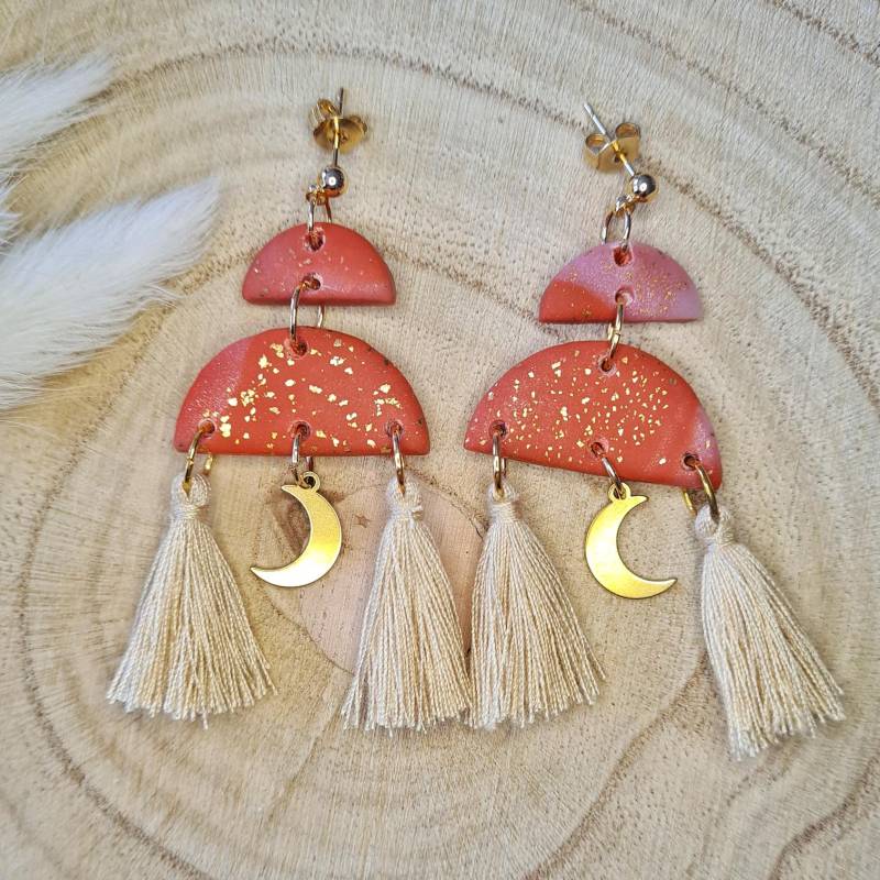 Terracotta Boho Earrings With Beige Tassels & Gold Moon Pendant | Boho-Ohrringe Mit Beigen Quasten Und Goldenem Mond-Anhänger Terracotta Boho Earrings With Beige Tassels & Gold Moon Pendant | Boho-Ohrringe Mit Beigen Quasten Und Goldenem Mond-Anhänger von TheYellowWeaver