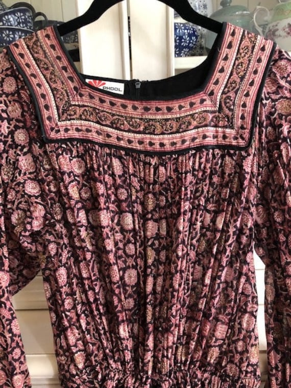 Original Gorgeous Phool Dress 1970S Rare Design & Cut Beautiful Block Print Gold Stamping - Size S-L von TheYesteryear