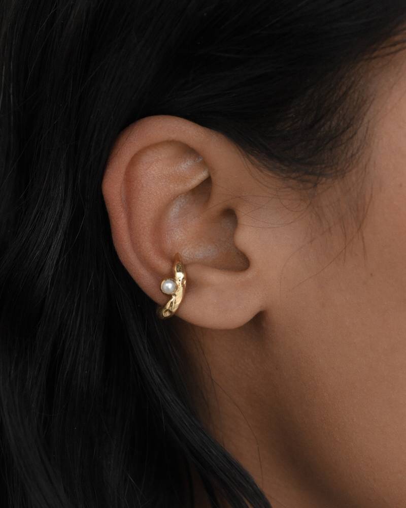 Gold Ohrmanschette Mit Natürliche Perle, 18K Vergoldetes Messing, Silber Oder Finish, Juni Geburtsstein, Chunky Skulpturales Minimal Modernes Design von TheZemeStudio