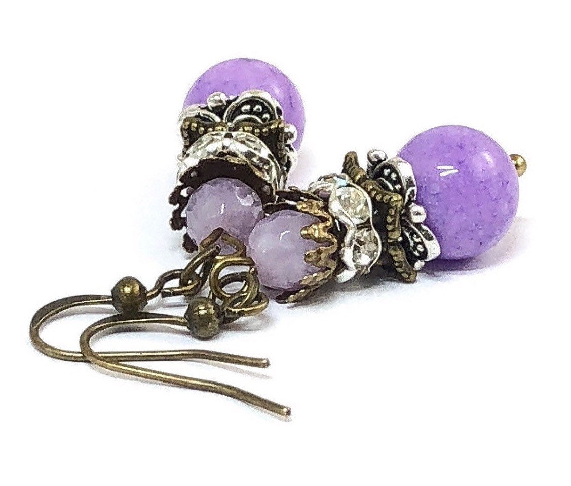 8mm Lila Jade Ohrringe, Hippie Schmuck, Messing Ohrringe von TheaDesignConcepts
