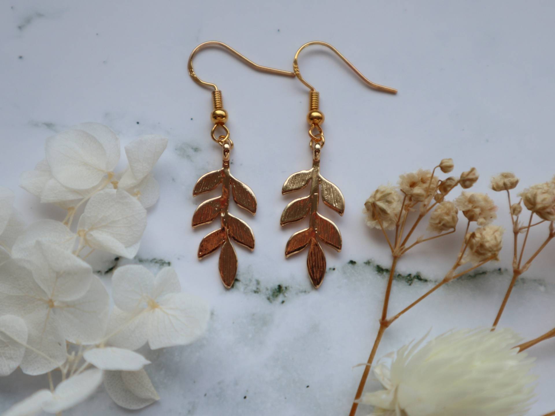 Goldene Ohrringe Mit Blätter Goldene Ohrringe Mit Blätter von TheaSJewelryGermany
