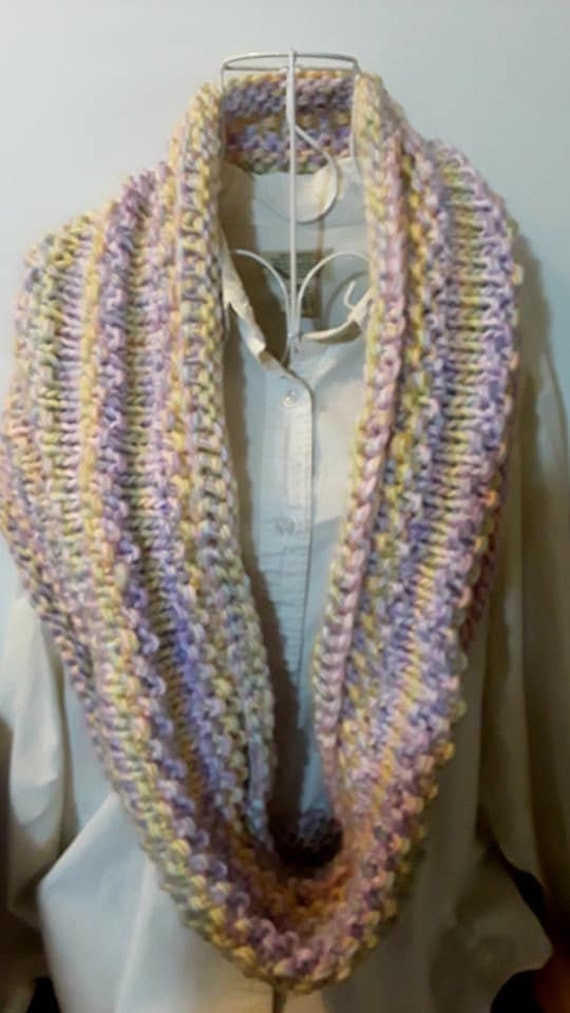 Hübscher Pastell-Infinity-Schal Hübscher Pastell-Infinity-Schal von Thecolorfulknitter