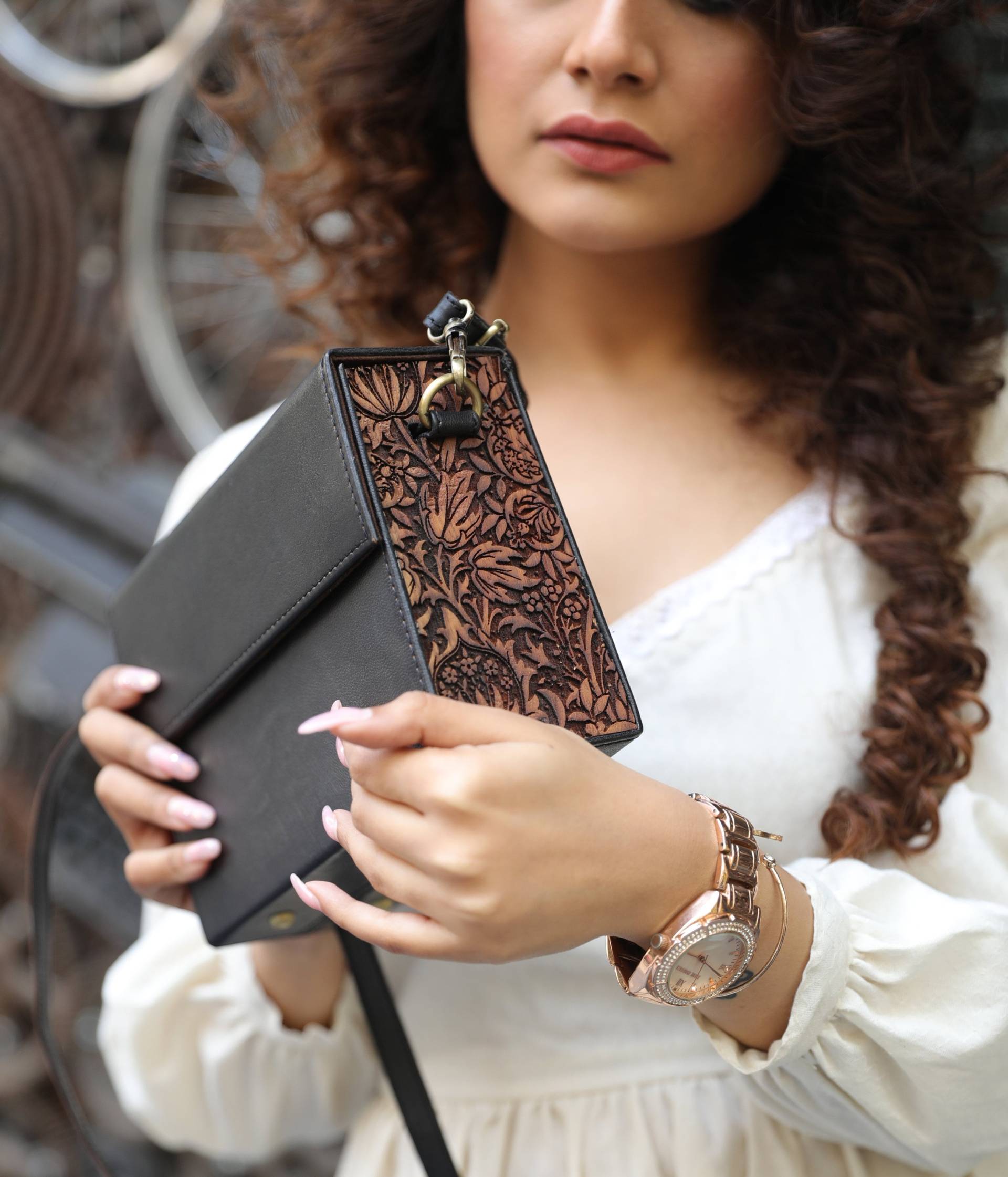 Handgefertigte Leder Crossbody Clutch Teak Holz Geschnitzt Elegante Tasche Handgefertigte Leder Crossbody Clutch Teak Holz Geschnitzt Elegante Tasche von Thecraftroot