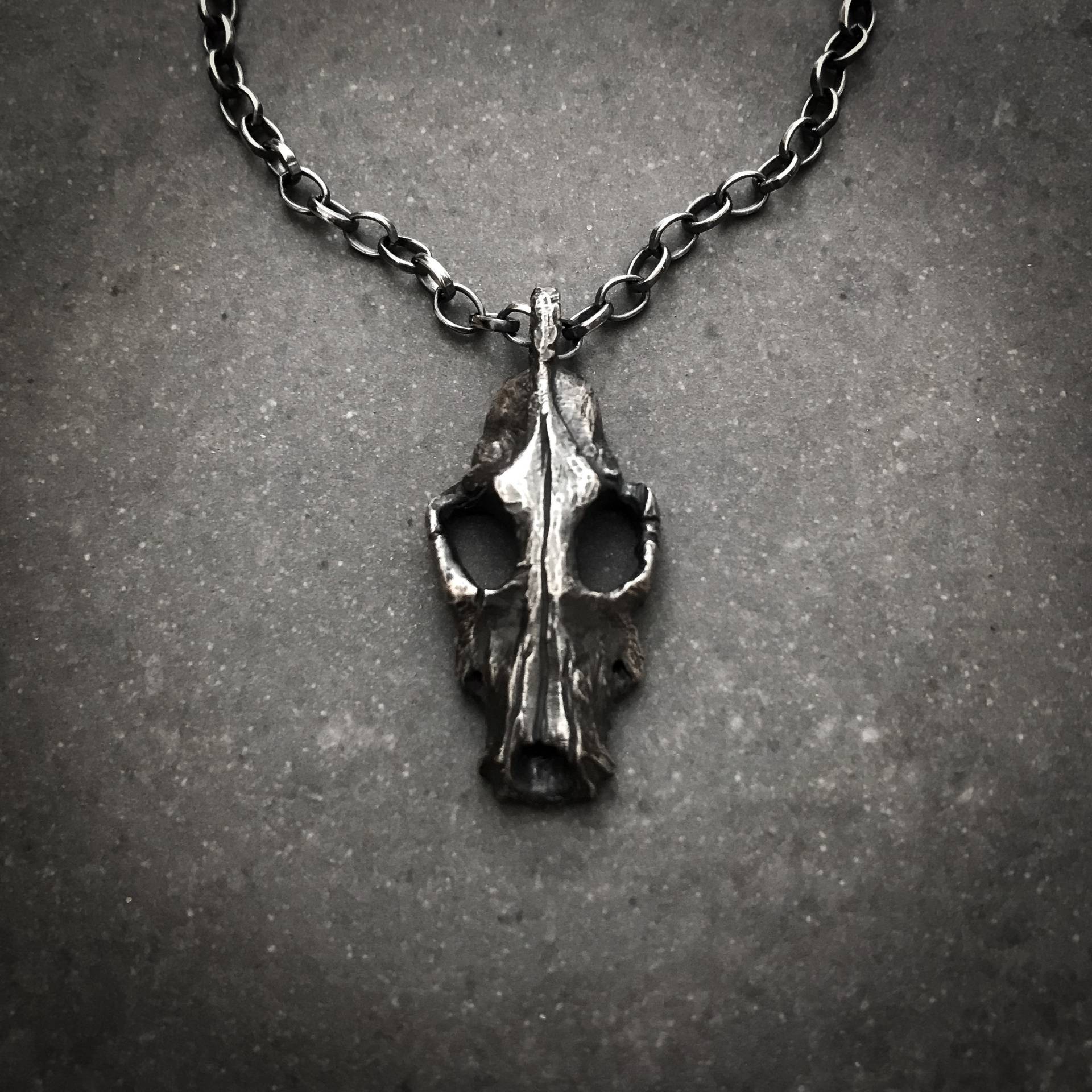 Der Wolfsschädel Anhänger - Totem Und Geist Des Wolfes Der Wolfsschädel Anhänger - Totem Und Geist Des Wolfes von ThedirtyfeatherStore