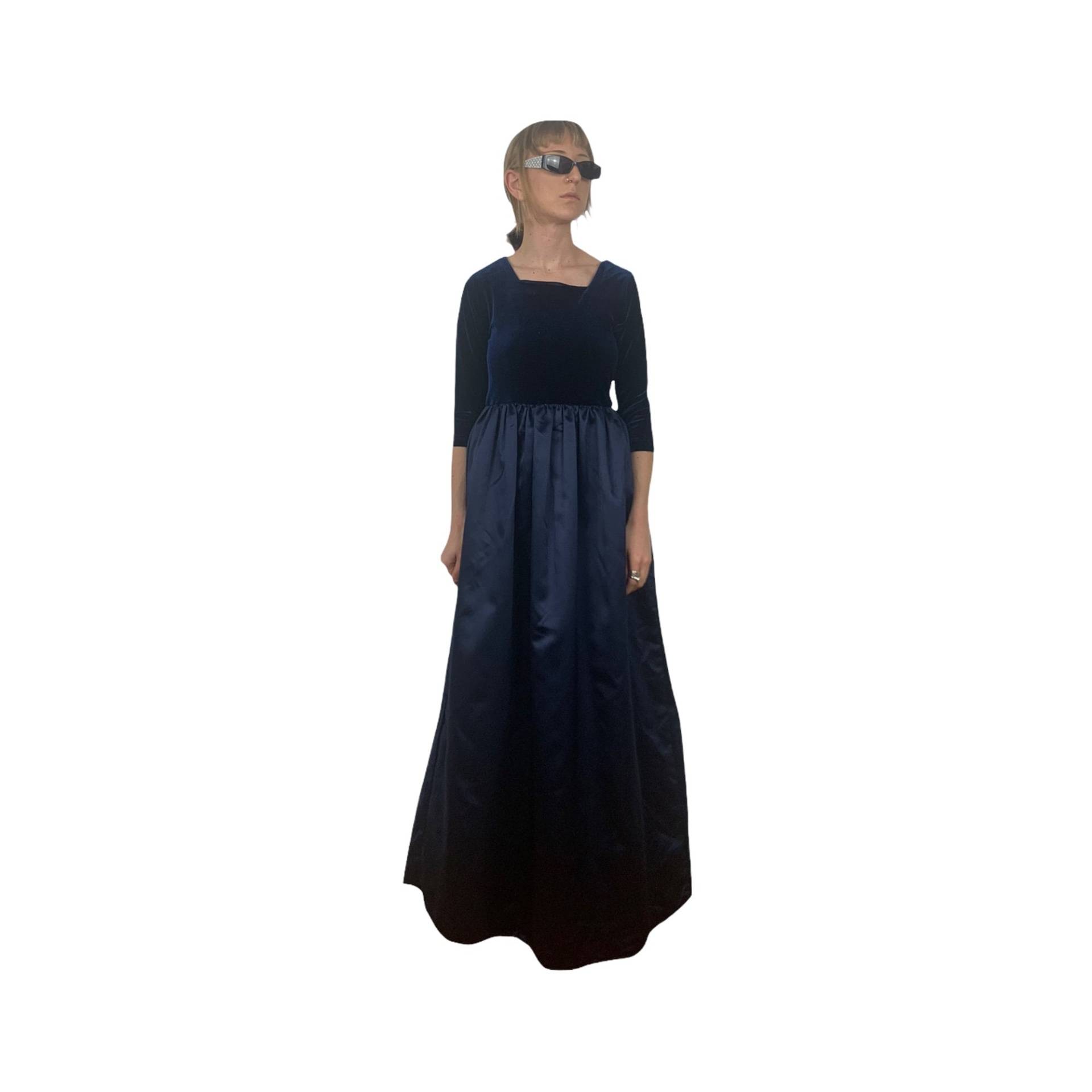 Vintage 90Er Jahre Samt-Kleid Mit 3/4-Ärmeln Und Formellem Maxi-Bodenlänge-Kleid Großer Taillenfliege Tüllfutter | Xs-S Vintage 90Er Jahre Samt-Kleid Mit 3/4-Ärmeln Und Formellem Maxi-Bodenlänge-Kleid Großer Taillenfliege Tüllfutter | Xs-S von TheeCultivator
