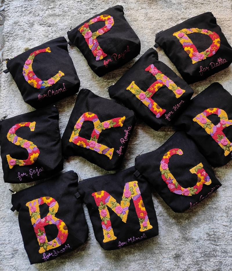 Personalisierte Blumenmonogramm-Tasche - Handbestickte Initial-Make-Up-Tasche Benutzerdefiniertes Namensgeschenk Für Sie, Brautjungfern, Freundinnen von Thefantasystitch