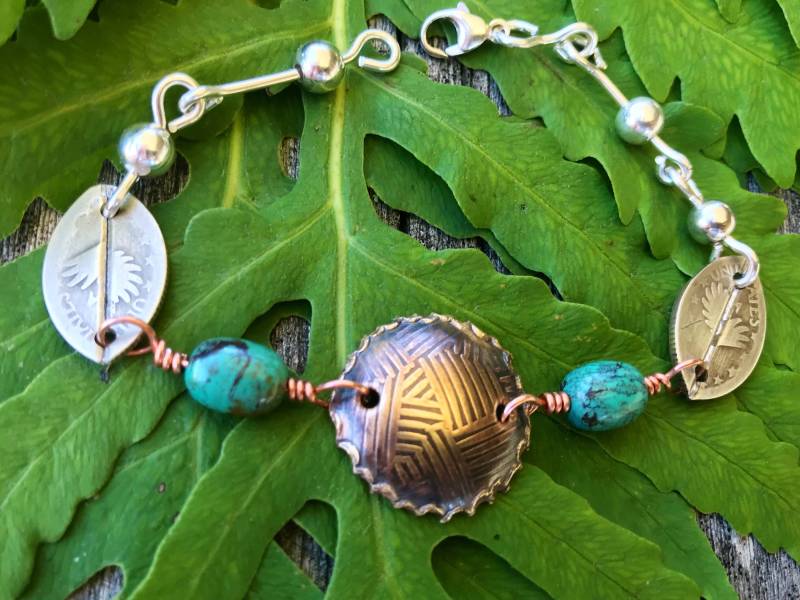 Münzschmuck/Atemberaubendes Messingarmband Türkis Und Silber Armband Zum Muttertag Handgefertigtes Südwestliches Rustikales Für Sie von Thefuncompany
