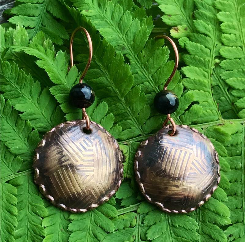 Schmuck Messing Runde Ohrringe.messing Ohrringe Mit Schwarzen Perlen. Einzigartige Designer Ohrringe. Handmade Und Schwarze Für Sie von Thefuncompany