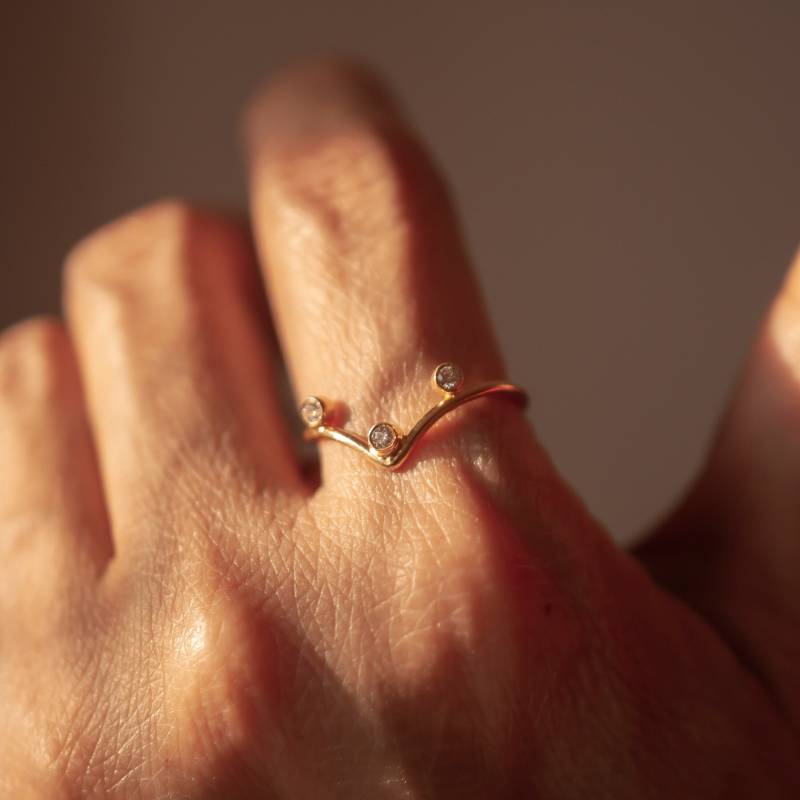 Drei Diamant Chevron Statement Ring, Solid 14K Gold Und 10K Stapelring, Diamantring, Gold Kleiner Goldring von Thekamyajewels