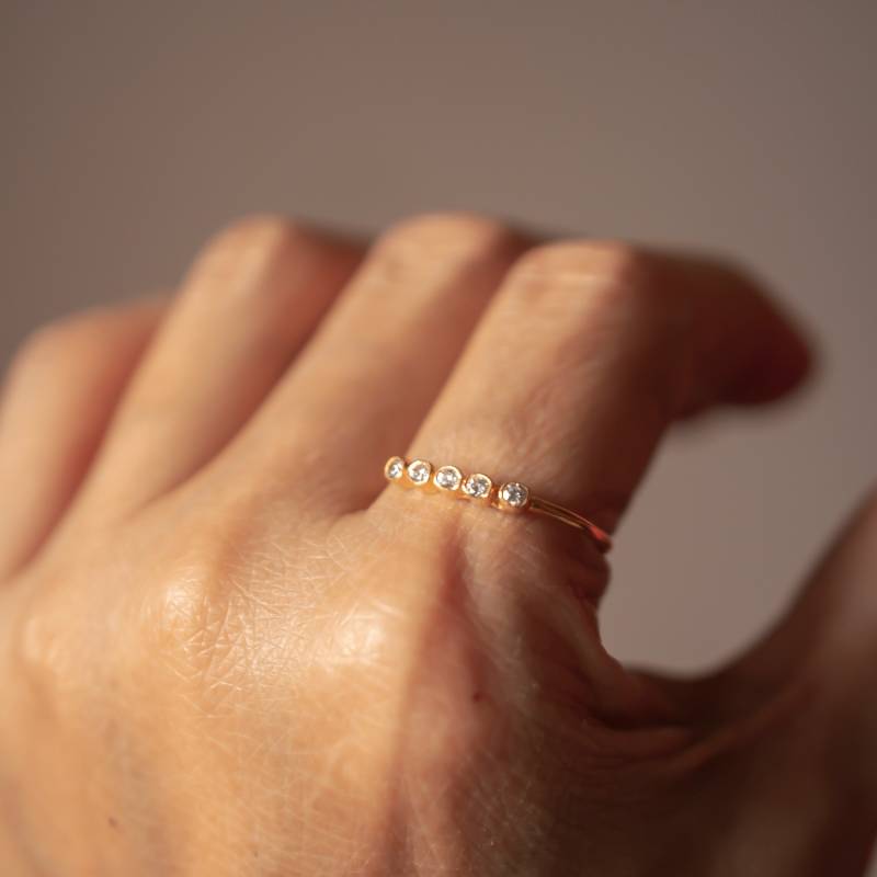 Winziger Runder Naturdiamanten Fünf-stein-Ring in 14K Gold Verlobungsring, Versprechensring, Zierlicher 14K Goldring, Moissanite Ring von Thekamyajewels