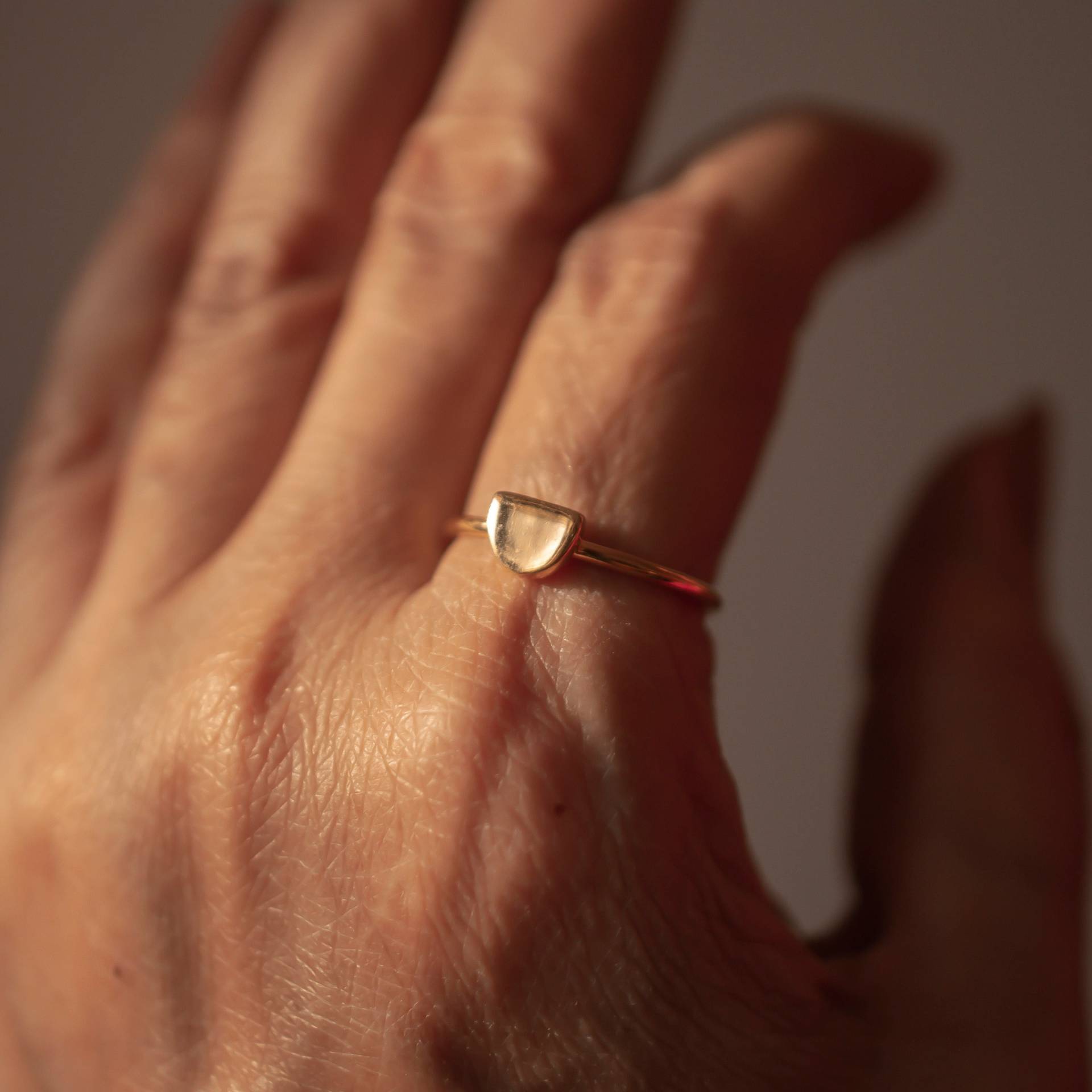 Zierlicher Halbkreis-Goldring, 10K-14K Goldring, Zierlicher Stapelbarer Perfekt Zum Stapeln Von Geschenk Für Sie, Handgefertigter 14K Goldring von Thekamyajewels