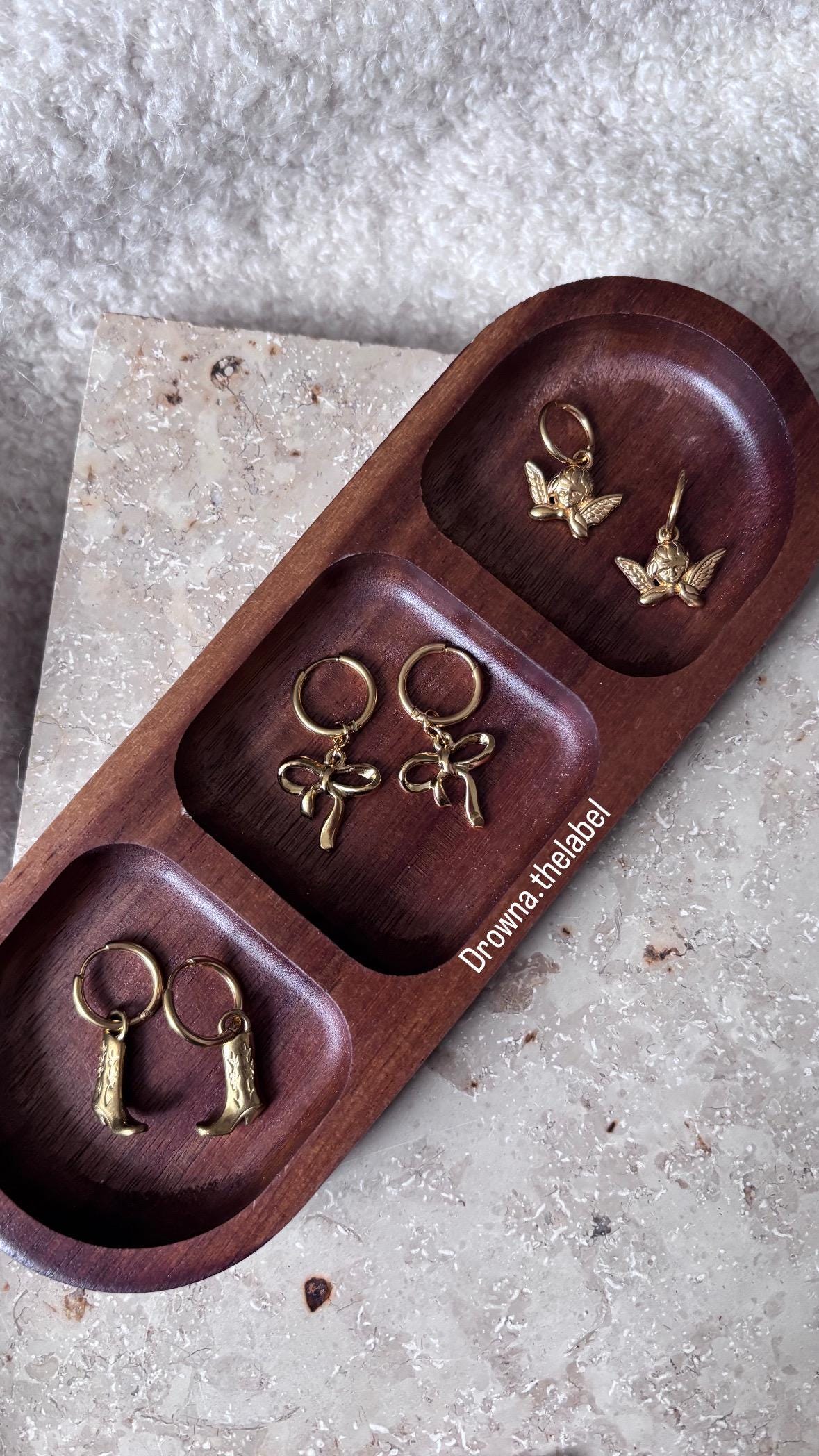 Edelstahl Vergoldet Creolen Mit Anhänger Cowboyboot Schleife Oder Engel von ThelabelDrowna