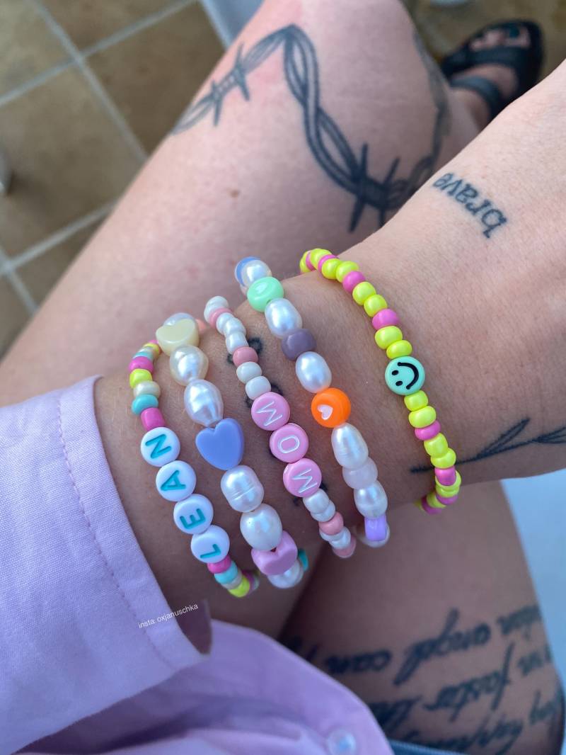 Namensarmband Bunt Sommer Armband Glasperlen Süßwasserperlen Herz Namen von ThelabelDrowna