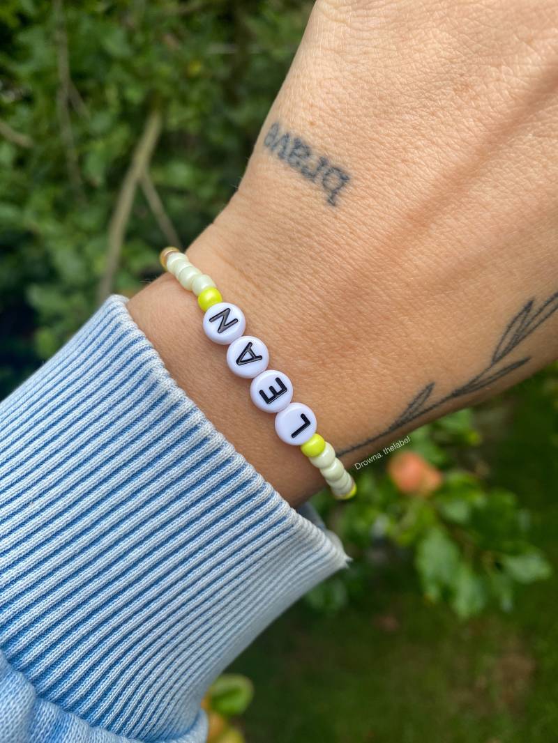 Namensarmband Glasperlen Name Armband Bunt Gelb von ThelabelDrowna