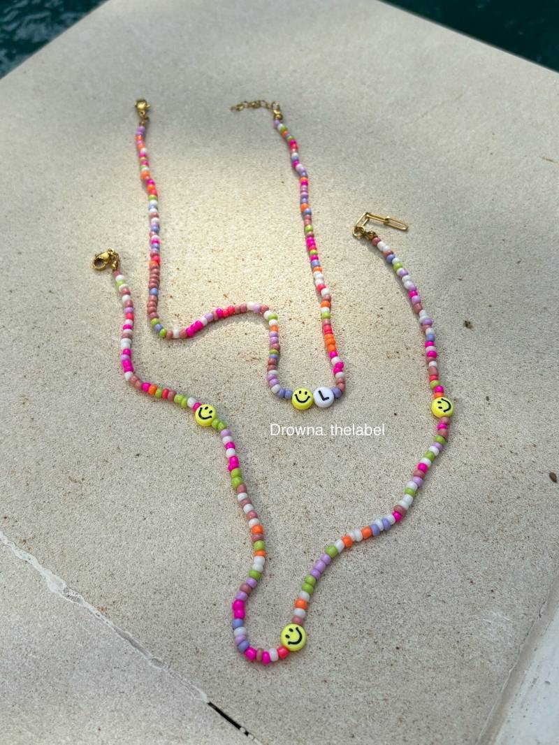 Personalisierte Kette Mit Bunten Glasperlen Perlenkette Buchstaben von ThelabelDrowna