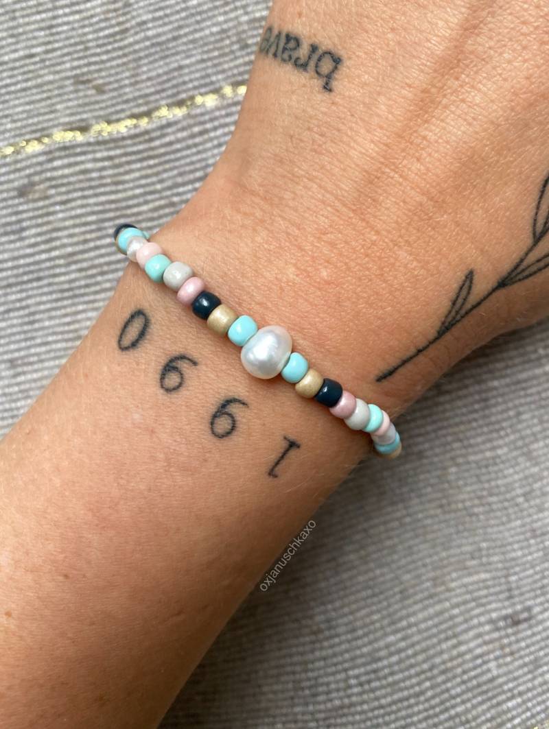 Süßwasserperlen Armband Glasperlen Mix Sommerfarben Personalisiert von ThelabelDrowna
