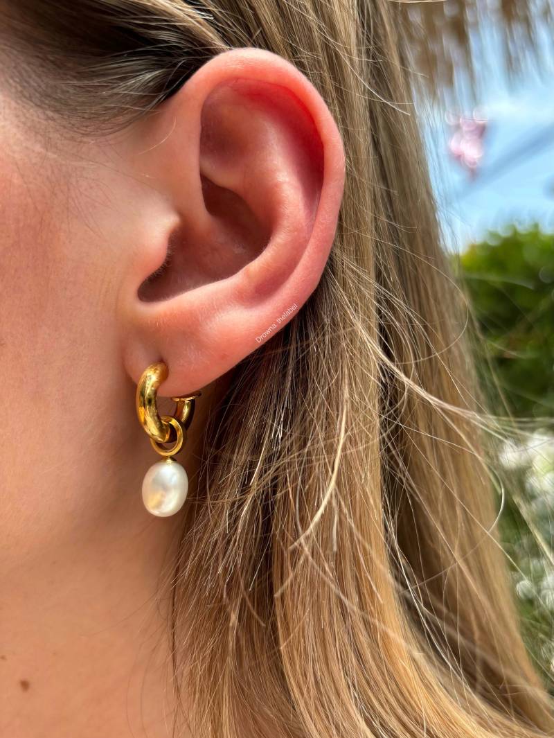 Wunderschöne 304 Edelstahl Ohrringe 14K Vergolder Mit Süßwasserperle Creolen Gold von ThelabelDrowna