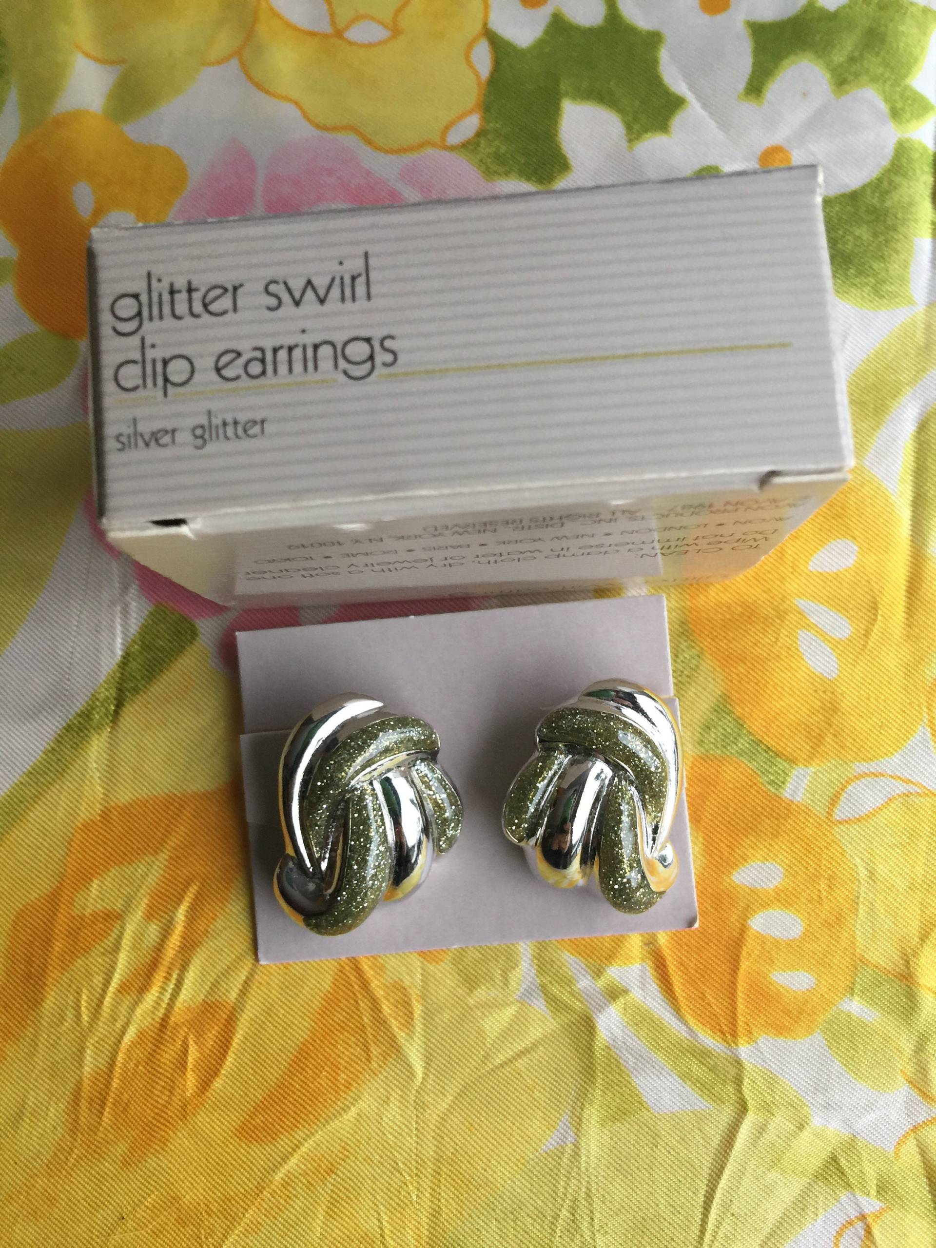 Feder Vintage-Avon Glitzer Wirbel Clip Ohrringe in Silber Glitzer, 1987 Feder Vintage-Avon Glitzer Wirbel Clip Ohrringe in Silber Glitzer, 1987 von ThelmasTreasuresShop