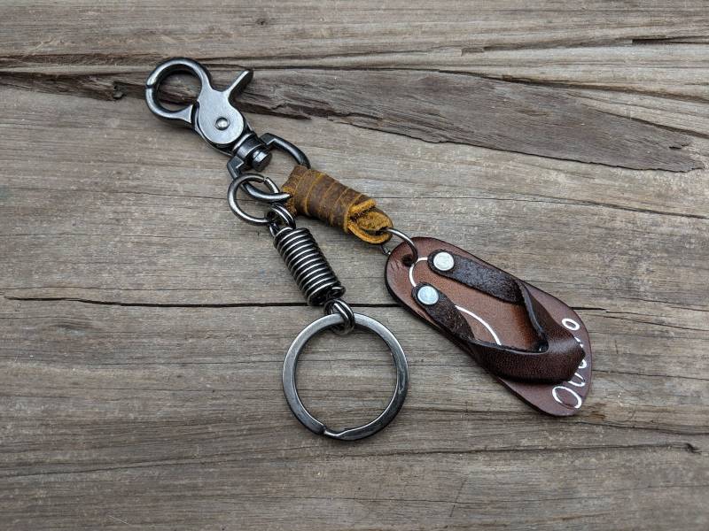 Flip Flop Leder Keychain Schlüsselanhänger Männer Papa Braune Gürtelschlaufe Biker Geschenk von Thelovertime