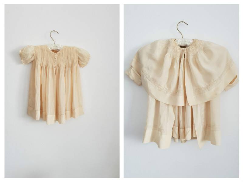 Antikes Baby Seidenkleid Mit Jacke | 1900S Naturseide Kleid 0-4 Monate Antikes Baby Seidenkleid Mit Jacke | 1900S Naturseide Kleid 0-4 Monate von Themagicstories