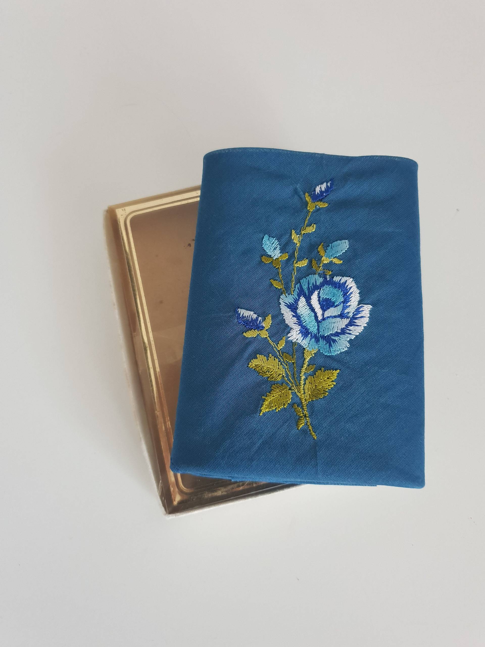 Vintage Taschentuch Bestickt Blau Aus Baumwolle Organza Mit Rosenstrauß von Themagicstories2