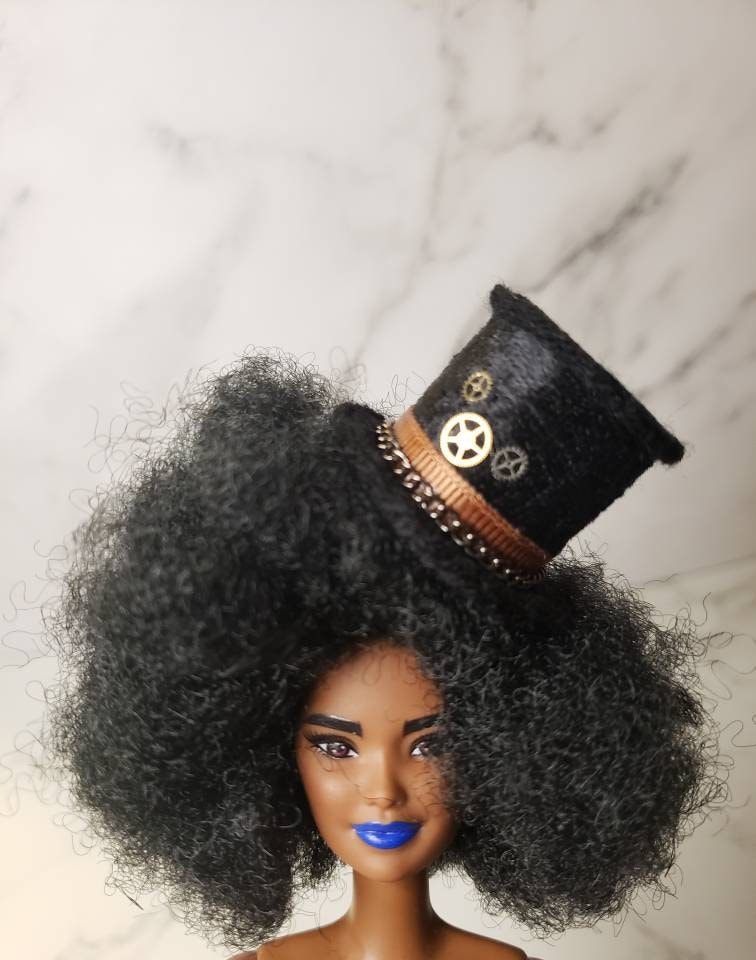 Kleine Schwarze Steampunk Geschlossen Unten Zylinder Hut Barbie-Puppe Haustier Plushie Schwarz Mit Zahnräder #1 Kleine Schwarze Steampunk Geschlossen Unten Zylinder Hut Barbie-Puppe Haustier Plushie Schwarz Mit Zahnräder #1 von ThemepunkCreatorium