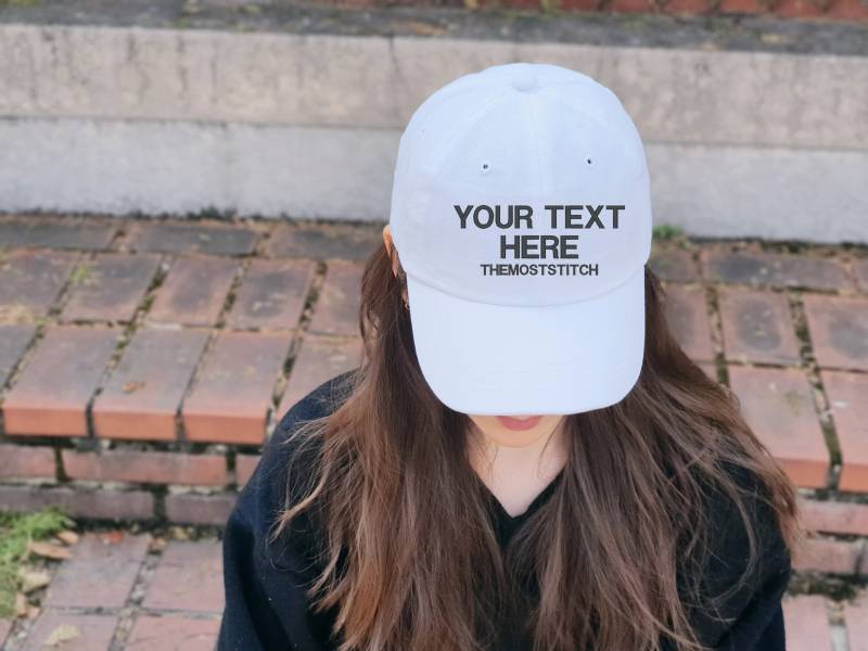 Gestickte Weiße Baumwollmütze Personalisierte Initialmütze Gestickte Weiße Baumwollmütze Personalisierte Initialmütze von ThemostStitch