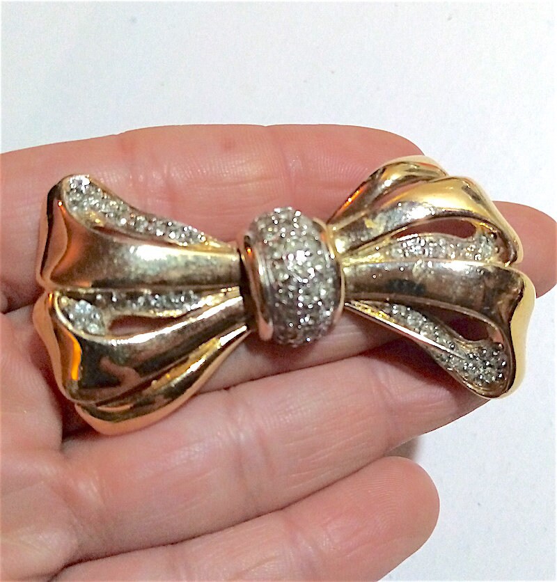 Schöne Vintage-Brosche Aus Den 80Er Jahren Mit Schwarzer Schleife Und Mode-Strasssteinen - Stil Süß Hübsch in Pink Schöne Vintage-Brosche Aus Den 80Er Jahren Mit Schwarzer Schleife Und Mode-Strasssteinen - Stil Süß Hübsch in Pink von ThemyciaManu