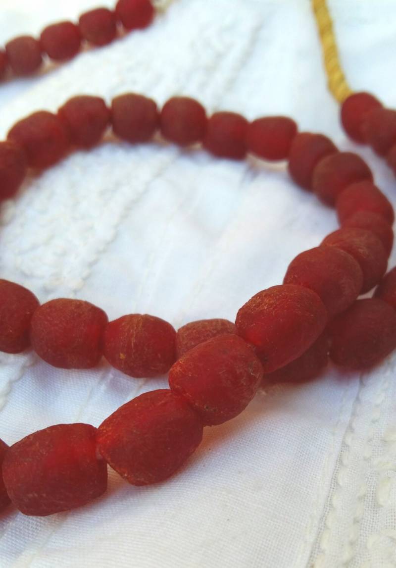 Rote Krobo Powder Glasperlen, Recyclingglasperlen, Perlenkette Rote Krobo Powder Glasperlen, Recyclingglasperlen, Perlenkette von Themysticmoonstone