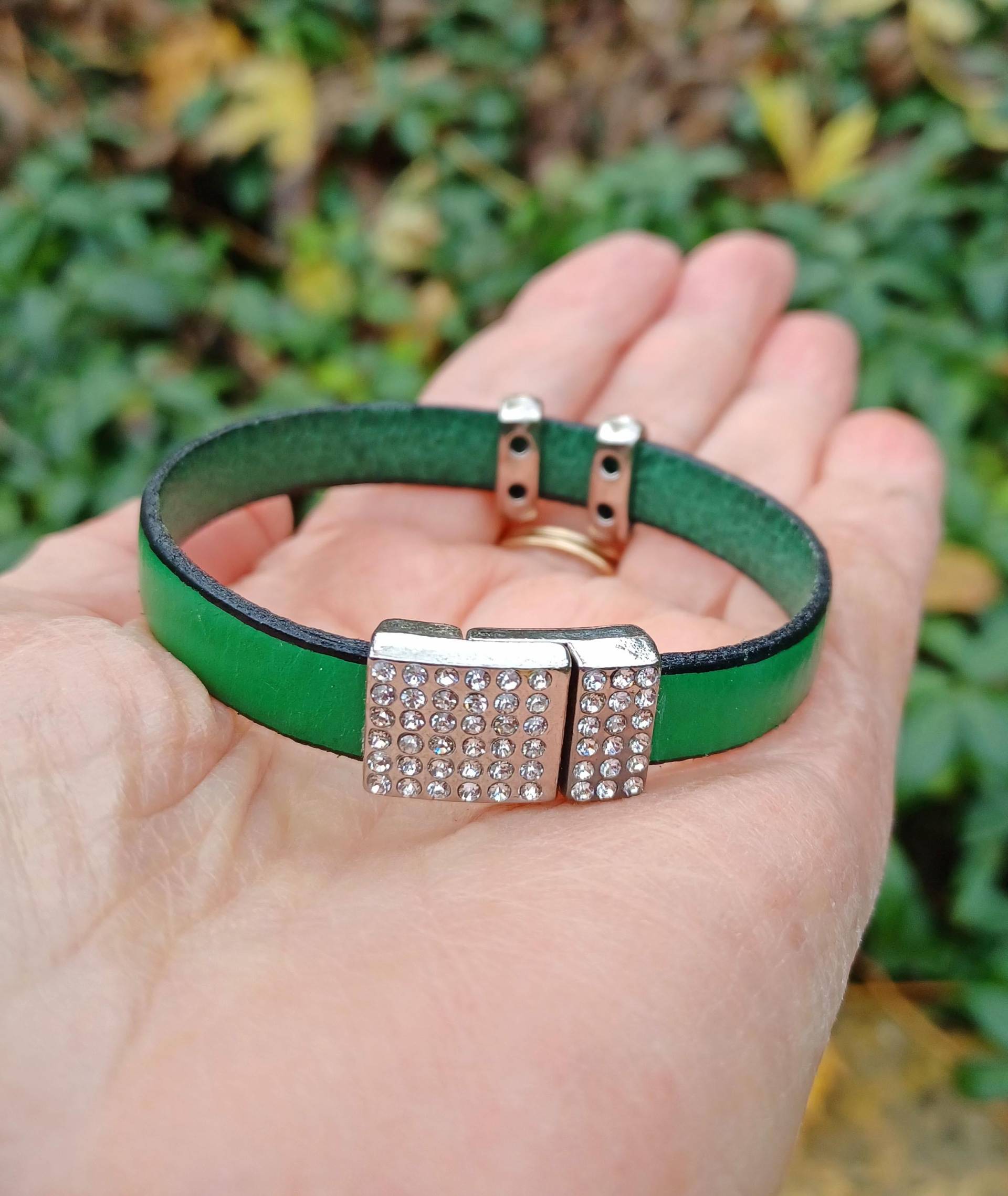 Grünes Flaches Lederarmband, Magnetverschluss Mit Strassstein, Für Damen, Länge 18 cm Grünes Flaches Lederarmband, Magnetverschluss Mit Strassstein, Für Damen, Länge 18 cm von TheoVenice