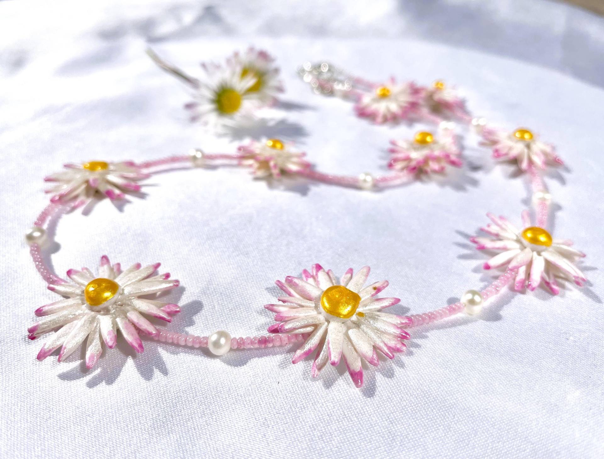 Collier 9 Gänseblümchen Unikat Maßliebchen Modelliert Handbemalt Brautschmuck Weiß-Rosa Blümchen Natur Garten Wiese von TheobaldSchmuck