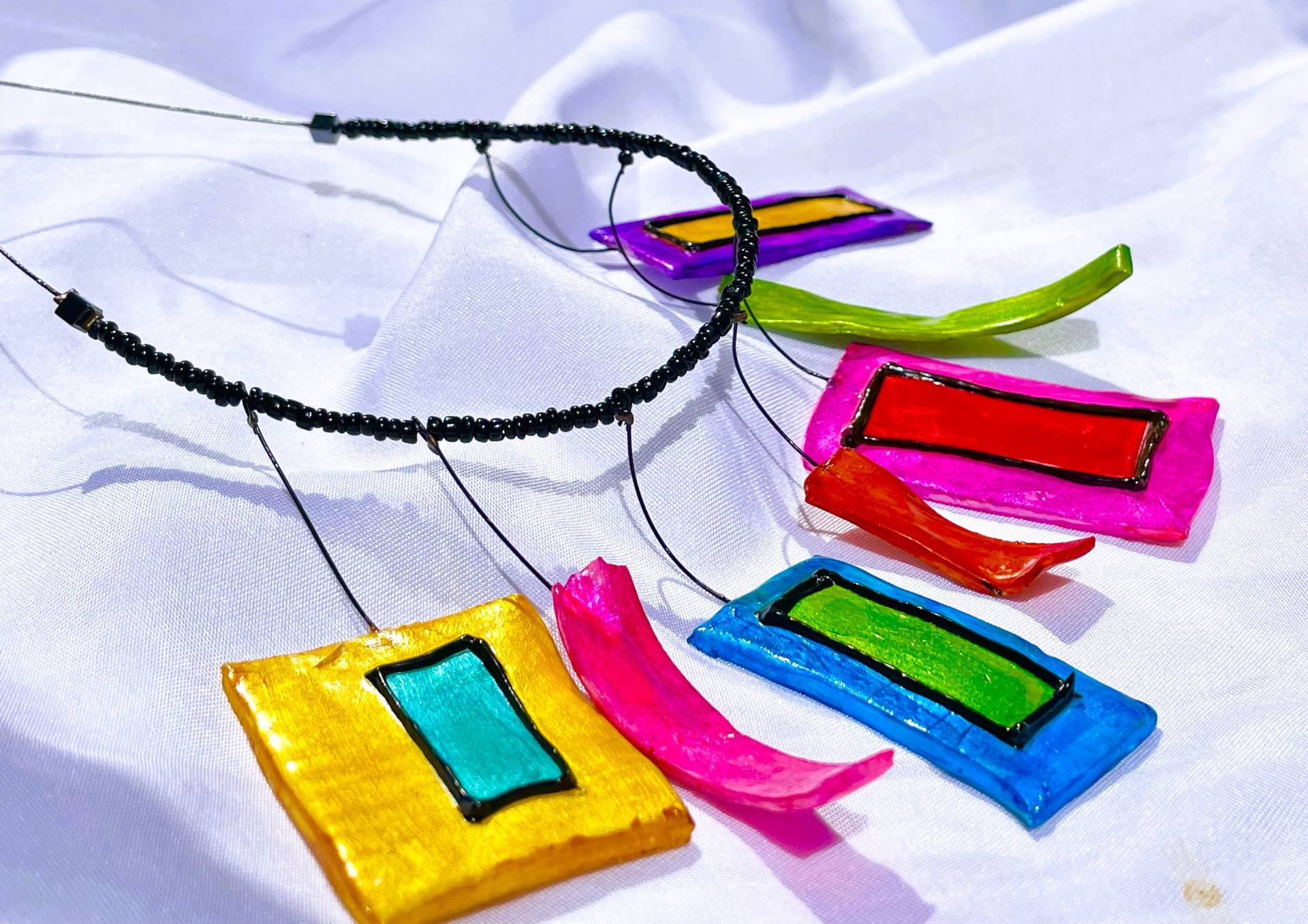 Collier Arlecchino Unikat 7 Modellierte Vierecke Verspielt Handbemalt Kunterbunt-Schwarz von TheobaldSchmuck