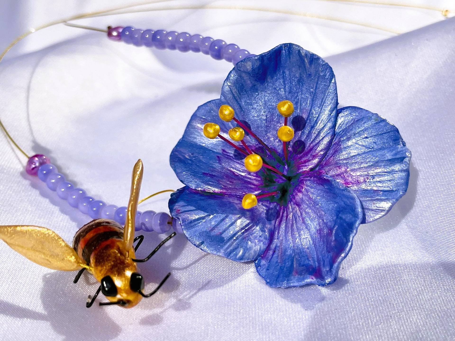 Collier Blaue Blüte Mit Biene Unikat Modellierte Blume Und Handbemalt von TheobaldSchmuck