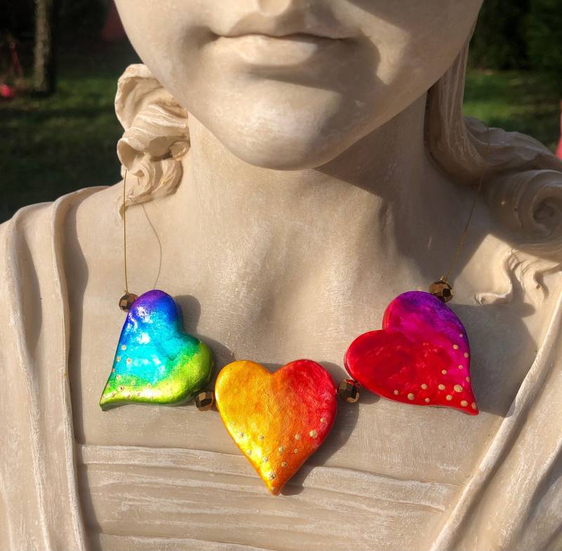 Collier Bunte Herzen Regenbogen-Gold Unikat 3 Modellierte Leuchtend Bunt Bemalt von TheobaldSchmuck