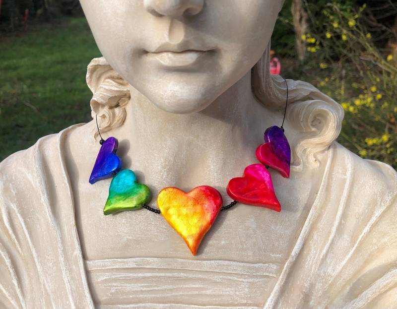 Collier Bunte Herzen Regenbogen-Schwarz Unikat 5 Modellierte Leuchtend Bunt Bemalt von TheobaldSchmuck