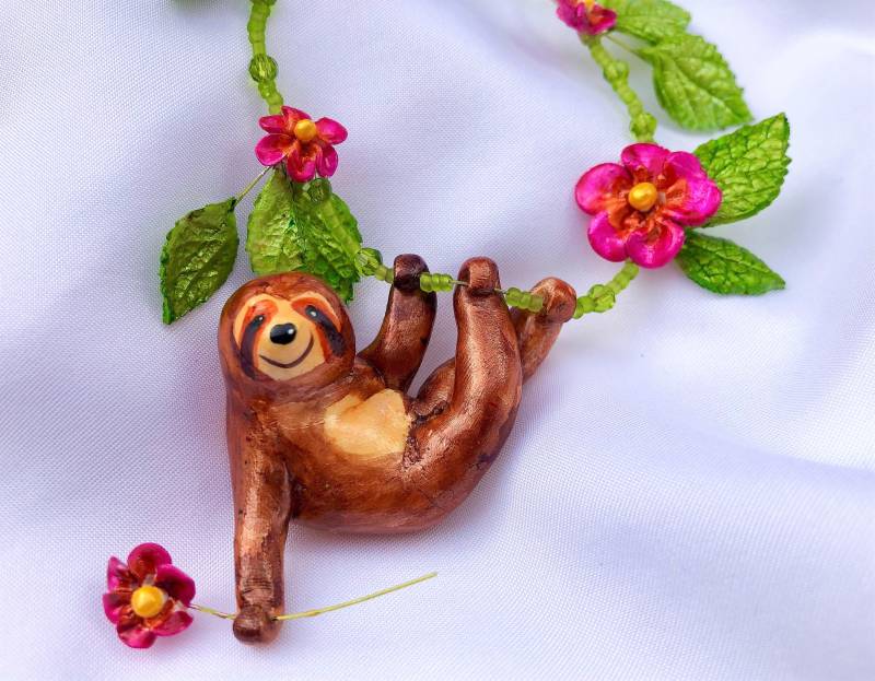 Collier Faultier Mit Blümchen Unikat Modelliertes Faultier, Blüten, Blätter Witzig Handbemalt von TheobaldSchmuck