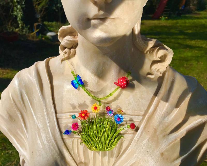 Collier Gärtchen Modelliertes Blumenbeet Grashalme, Blümchen, Gießkanne Schmetterling, Handbemalte Miniatur Naturaturinspiriert Sommerlich von TheobaldSchmuck