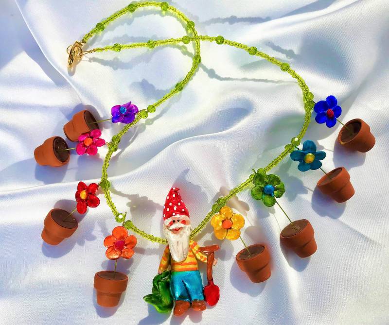 Collier Gartenzwerg Mit Blumentöpfen Unikat Halskette Handgefertigt Modelliert Bemalt Miniatur Figurine Gärtnerin Blüten Blätter Gartennatur von TheobaldSchmuck