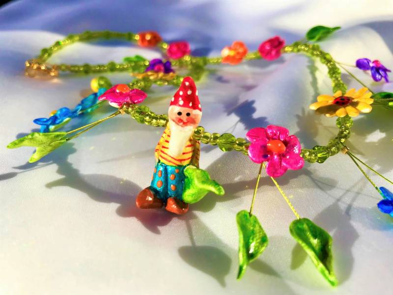 Collier Gartenzwerg Mit Grüner Gießkanne Unikat Halskette Handgefertigt Modelliert Bemalt Miniatur Figurine Gärtnerin Blüten Blätter Natur von TheobaldSchmuck