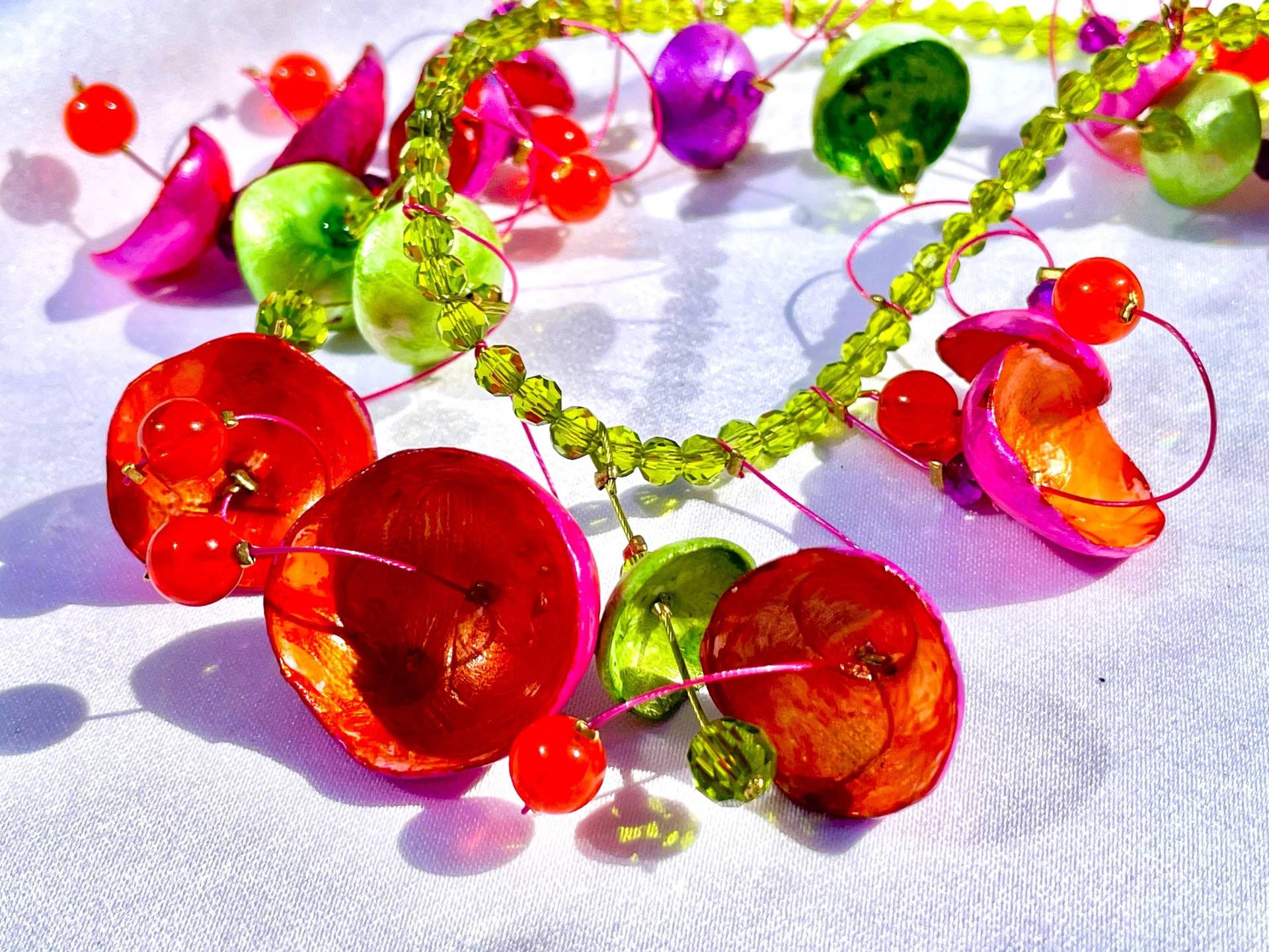 Collier Glöckchen Pink-Orange Unikat Modellierte Zarte Halbschalen Handbemalt in Leuchtenden Pink - Orange Grün Tönen von TheobaldSchmuck