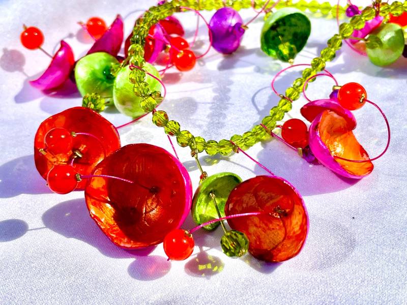 Collier Glöckchen Pink-Orange Unikat Modellierte Zarte Halbschalen Handbemalt in Leuchtenden Pink - Orange Grün Tönen von TheobaldSchmuck
