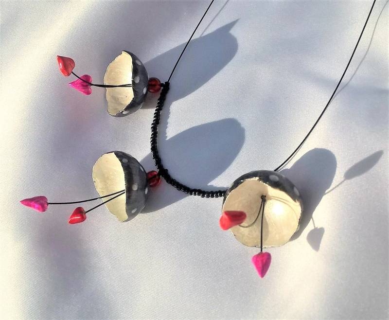 Collier Lovely Valentine Halskette Collier Handgefertigt Modelliert Polymerclay 3 Zarte Schalen Mit Herzchen Dunkelgrau-Weiß Rot-Pink von TheobaldSchmuck
