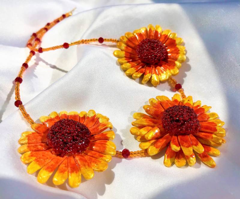 Collier Malerblumen Papageienblumen Kokardenblumen | Gaillardia Unikat 3 Modellierte Blüten Handbemalt Leuchtend Orange Gelb Rot Gartenblume von TheobaldSchmuck