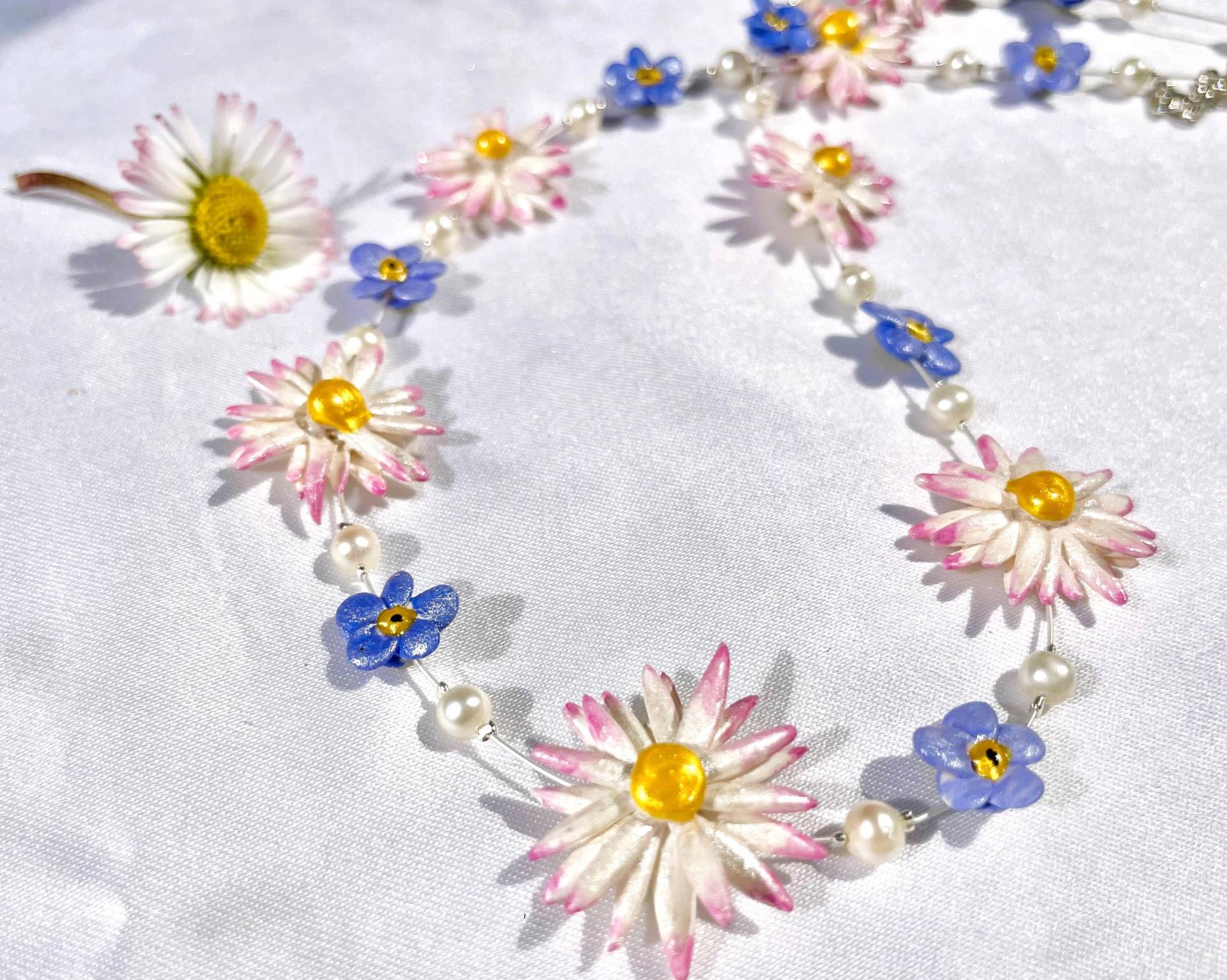 Collier Mit 15 Frühlingsblümchen 8 Vergissmeinnichtblüten Und 7 Gänseblümchen, Unikat Modelliert Handbemalt Brautschuck Natur Garten Wiese von TheobaldSchmuck