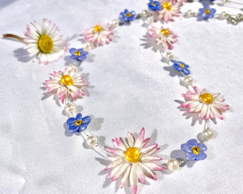 Collier Mit 15 Frühlingsblümchen 8 Vergissmeinnichtblüten Und 7 Gänseblümchen, Unikat Modelliert Handbemalt Brautschuck Natur Garten Wiese von TheobaldSchmuck