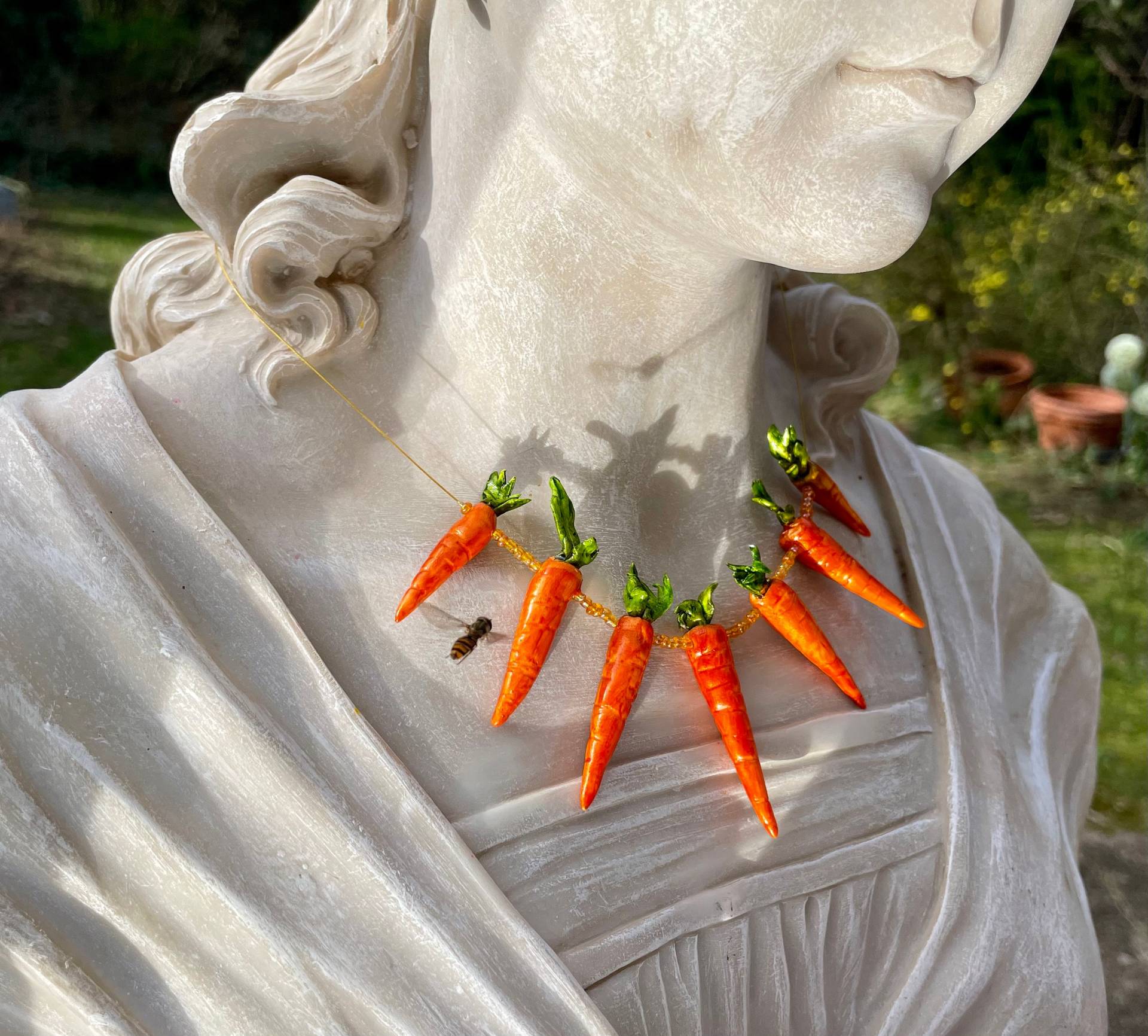 Collier Möhrchen Unikat Halskette Mit 7 Modellierten Karotten/Rübli Handbemalt in Leuchtendem Orange-Grün von TheobaldSchmuck