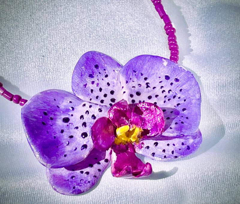 Collier Orchidee Lila Unikat Modellierte Blüte Handbemalt von TheobaldSchmuck