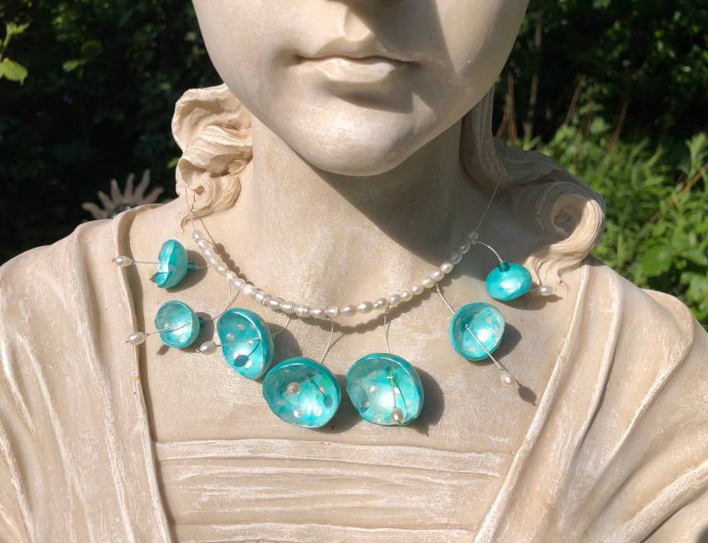 Collier Perlenschalen Türkis-Silber Unikat Kette Sieben Zarte Schalen Modelliert Schimmernd Türkis Handbemalt Mit Süßwassererlen von TheobaldSchmuck